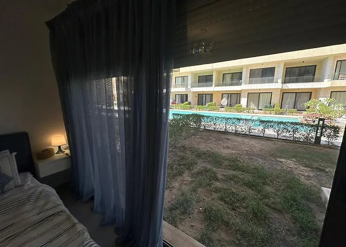 Apartment G Cribs Ground-floor One-bedroom Pool View,