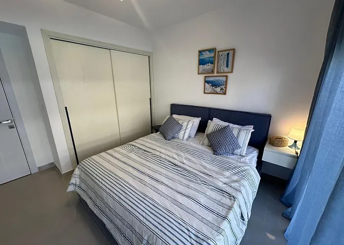 G Cribs Ground-floor One-bedroom Pool View, *