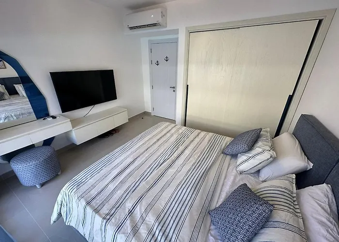 Apartment G Cribs Ground-floor One-bedroom Pool View,