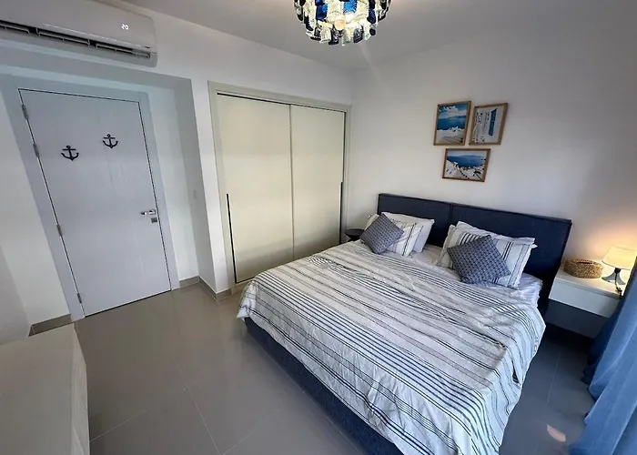 Apartment G Cribs Ground-floor One-bedroom Pool View,